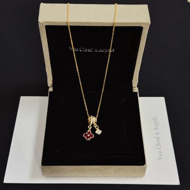 精工原版〕Vca四叶草梵克雅项链，经典之作 官网同款 时尚潮流 采用多层次金属雕刻设计 使花瓣更立体 镶嵌满钻工艺 尽显女性柔美气质 四叶草幸运图案 象征幸运和