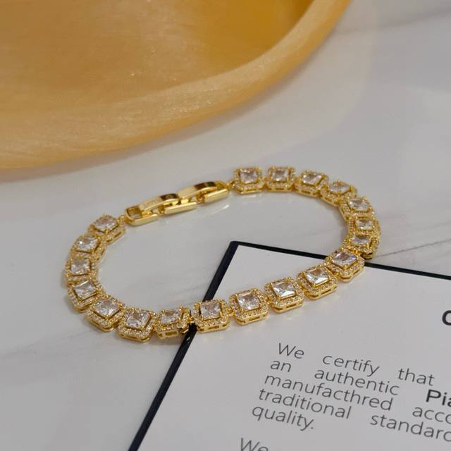 piaget伯爵手链，高端定制版本 镶嵌钻工艺 ，V金材质 ，细节处尽显奢华。金属质感与纹理相互映衬，光线之下，熠熠生辉，体现了奢华与典雅的气质。无论是商务场合