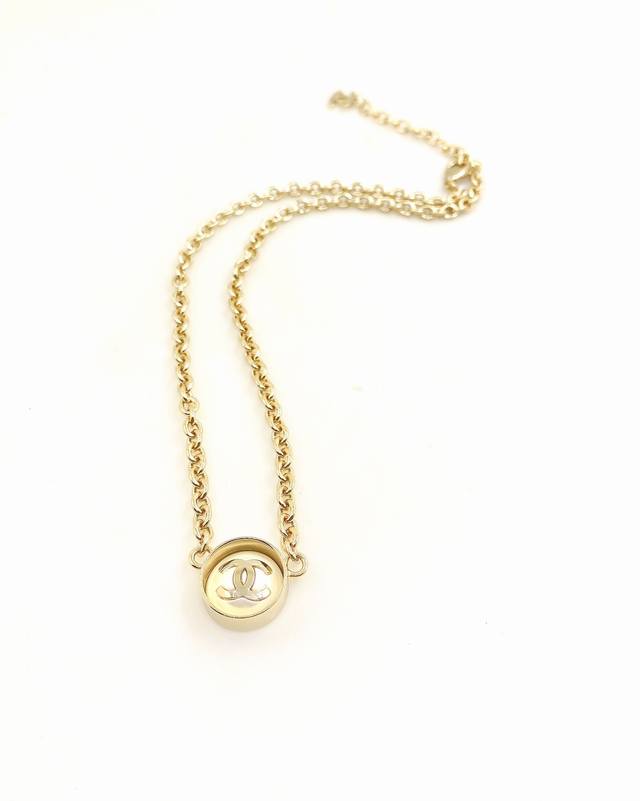 Ch*Nel 最新款圆形树脂项链 一致Zp黄铜材质
