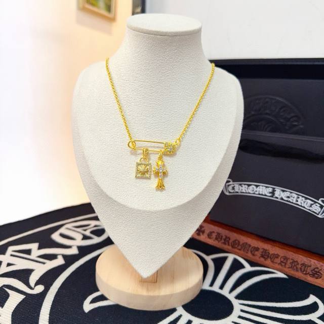 新款 专柜品质 Chrome Hearts克罗心黄金色别针项链 哨子吊坠 凹凸造型不同的花纹设计风格 呈现出与众不同 十字架 童军花是克罗心的志 所以更经久不衰