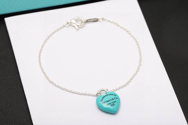 p项链 p手链 新品上架 蒂芙尼 项链 25年情人节限定爱心滴油珐琅项链 Double Heart Tag 迷你项链系列，宛若独一无二的爱之印记，坚定诠释爱情中
