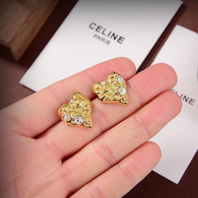 Celine 新款心形耳钉 与众不同的设计 个性十足 颠覆你对传统耳环的印象 使其魅力爆灯