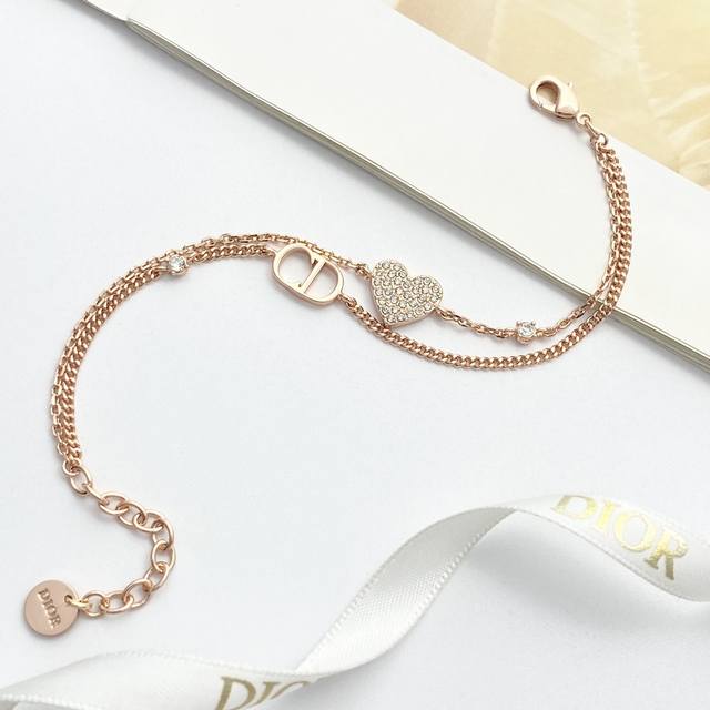 编码H566 Dior手链热销款爆上新 迪奥玫瑰金Cd爱心双层手链 满钻小小爱心Blibgbling的很闪 双链设计 上手优雅又温柔，贵气中又不失少女心