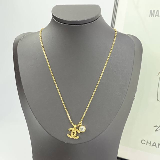 今日新款 编码N1206 香奈儿项链热销爆上新 Chan 26 金色菱格Cc项链 金色菱格小双ＣLogo，搭配链条上的小圆钻真的神来之笔 灯光下若隐若现的金光闪