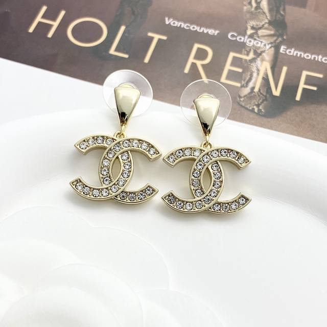 编码E2844 香奈儿耳钉热销爆上新 Chan 24 满钻双C吊坠耳环 倒三角搭配满钻双C吊坠，简简单单很显气质 貌美精致又很好搭配 富美姐妹闭眼入
