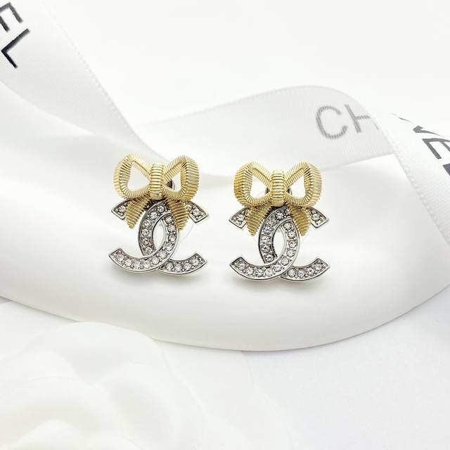 编码E2840 香奈儿耳钉热销爆上新 Chan 24 金银拼色立体蝴蝶结耳钉 镂空金蝴蝶结的千金感和银色晶闪双C的休闲感，完美诠释了可盐可甜的风格 多面拉丝蝴蝶