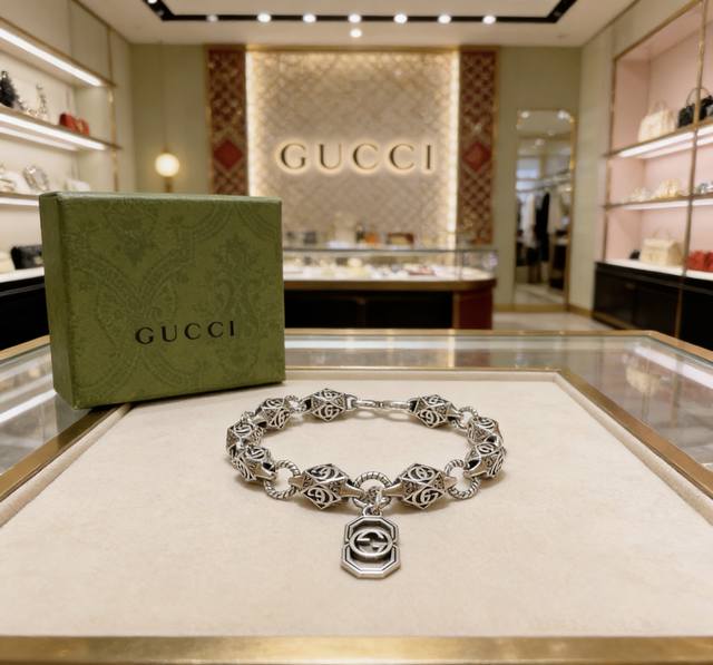 古驰推荐款 最新出炉 Gucci古驰手链最新款的经典款 精致无论款式 质感 都是绝对的顶尖Feel 只要看一眼就懂了 原版Logo 超 Nice 搭配衣服最佳的