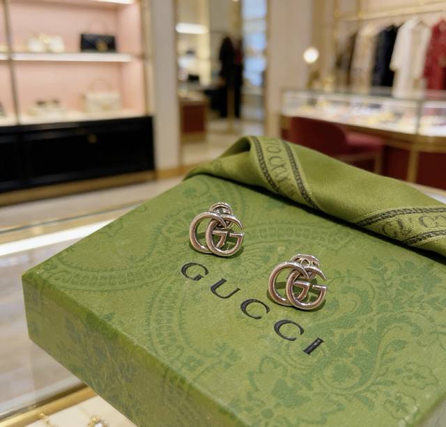 新品首发不爆不发 抖音带货网红首选 古驰耳钉最新款档次更高明星同款Anger Forest系列双G设计理念复古经典系列古驰耳钉 让高档的衣服搭配更有气质 出去更