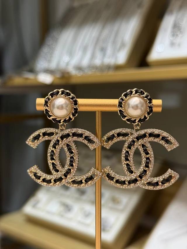 香奈儿双C珍珠耳环 香奈儿经典双C珍珠耳环，黑金配色+珍珠元素，优雅复古气质满分