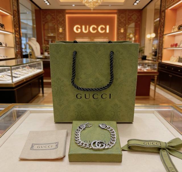 2026古驰最新出炉 推荐系列Gucci古驰手链最新款的经典款 精致无论款式 质感 都是绝对的顶尖Feel 只要看一眼就懂了 原版Logo 超 Nice 搭配衣