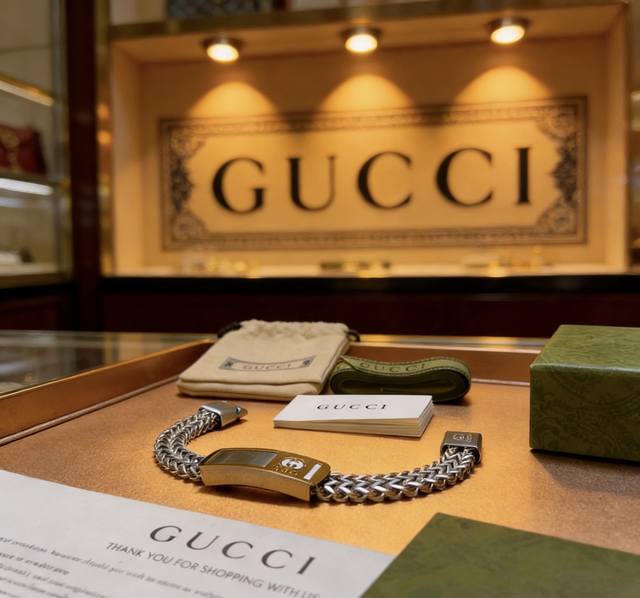 最新出炉 Gucci古驰手链最新款的经典款 精致无论款式 质感 都是绝对的顶尖Feel 只要看一眼就懂了 超 Nice 搭配衣服最佳的选择，帅哥必备神器