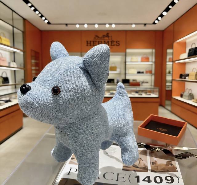 爆款来袭 爱马仕官网首发新品法斗玩偶独家高品质发售 出口法国订单新品发布 ，爱马仕的一款法斗公仔 纯手工制作工艺 质感 饱满度全部到位 现货不多，手慢无 超级可