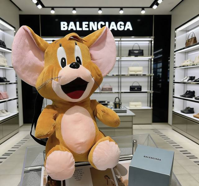 爆款来袭 巴黎世家官网首发新品猫和老鼠玩偶独家高品质发售 出口法国订单新品发布 ，巴黎世家一款杰瑞公仔，纯手工制作工艺 质感 饱满度全部到位 现货不多，手慢无