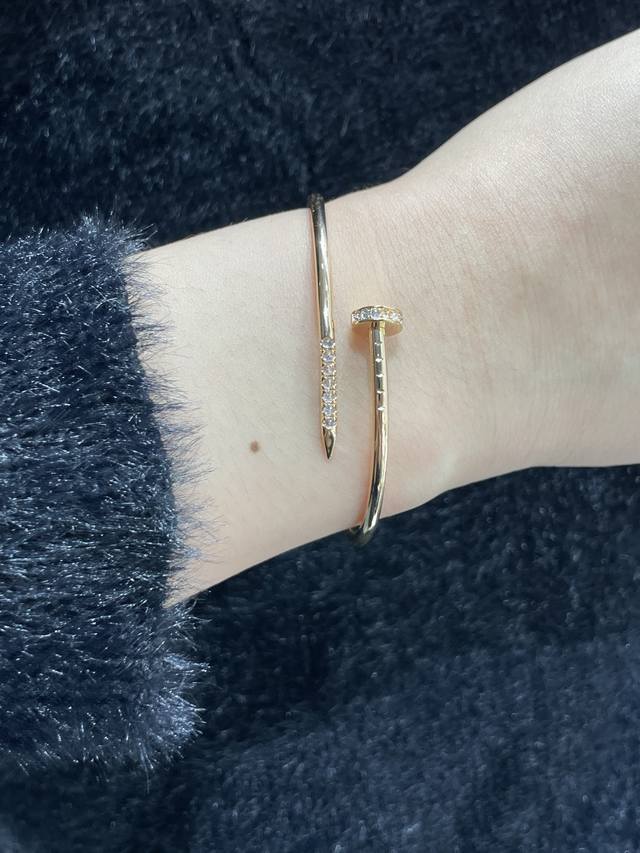 v金材质 码数：16.17。Cnc对版 卡地亚细版七钻空心管钉子手镯，三色齐，钉子镶嵌了钻石，在钉子的头部跟侧面铺镶，简约造型更添奢华感，空心管设计自带弹力。