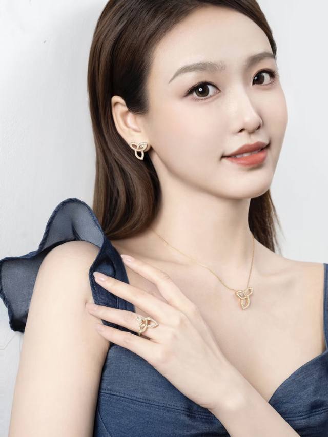 v金材质 海瑞温斯顿三叶草Lily耳钉搭配飞碟耳塞 珠宝采用最顶尖的 锆石栩栩如生，精工的切割高端定制镶嵌高碳钻 Bling Bling 雍容的设计，奢华高贵，