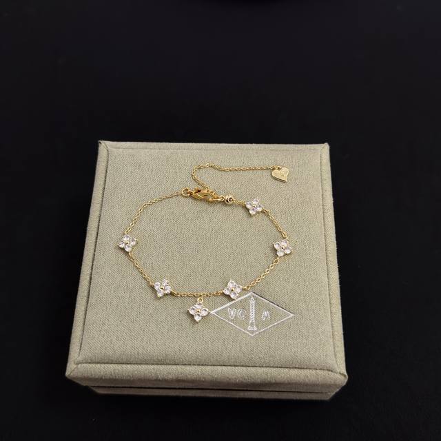 精工原版〕爆款 Vca四叶草梵克雅宝手链 V金等级 经典之作 官网同款 时尚潮流 采用多层次金属雕刻设计 使花瓣更立体 镶嵌满钻工艺 尽显女性柔美气质 四叶草幸