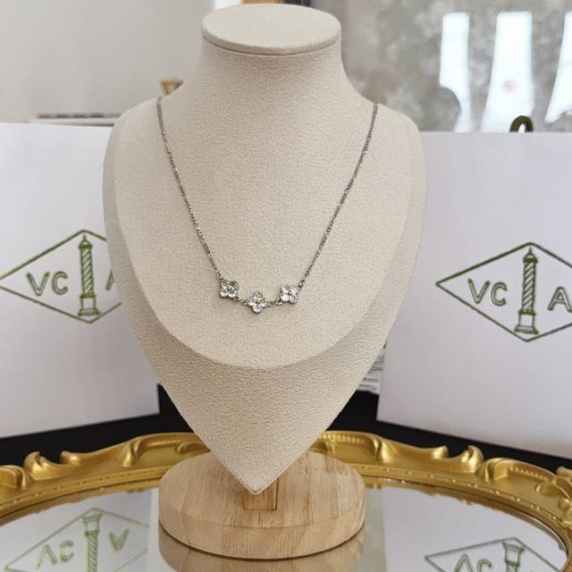 精工原版] Vca四叶草梵克雅项链，经典之作 官网同款 时尚潮流 采用多层次金属雕刻设计 使花瓣更立体 镶嵌满钻工艺 尽显女性柔美气质 四叶草幸运图案 象征幸运