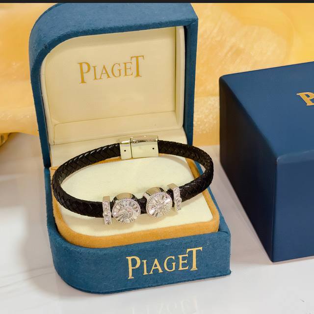 piaget伯爵皮手绳，高端定制版本 镶嵌钻工艺 ，V金材质 ，细节处尽显奢华。金属质感与纹理相互映衬，光线之下，熠熠生辉，体现了奢华与典雅的气质。无论是商务场