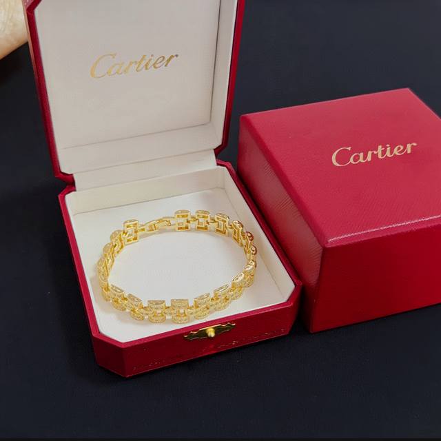 卡地亚镶钻手链，高端定制版本 镶嵌钻工艺 V金材质 经典而时尚风格 用凌厉线条重构爱情美学！打破常规，镶嵌钻设计反而成就高级感天花板 无需浮华堆砌，爱本应纯粹如