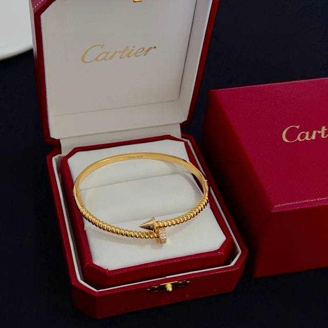 卡地亚镶钻钉子手镯 高端定制版本 镶嵌钻工艺 V金材质 经典而时尚风格 用凌厉线条重构爱情美学！打破常规，镶嵌钻设计反而成就高级感天花板 无需浮华堆砌，爱本应纯