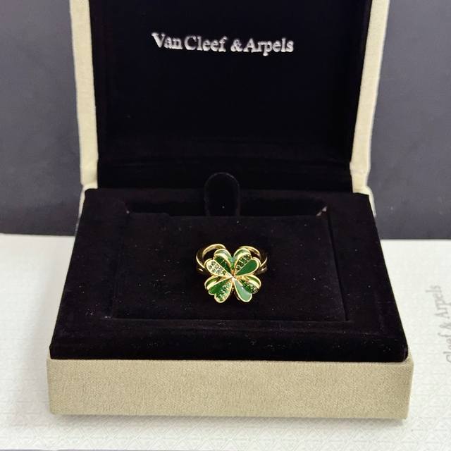 精工原版〕Vca四叶草梵克雅戒指 经典之作 官网同款 时尚潮流 采用多层次金属雕刻设计 使花瓣更立体 镶嵌满钻工艺 尽显女性柔美气质 四叶草幸运图案 象征幸运和