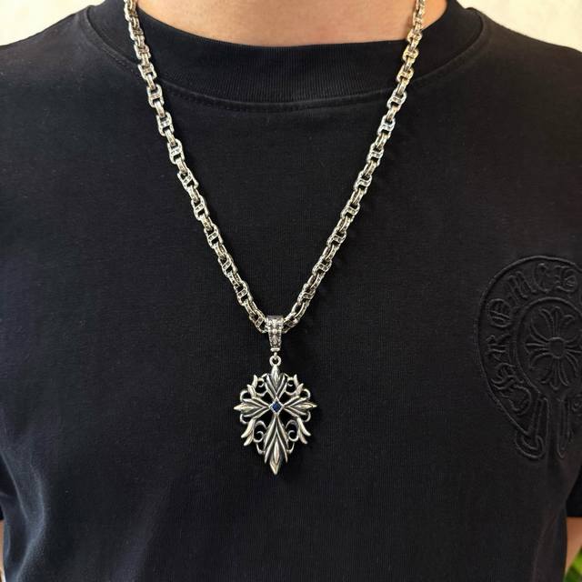 新款 专柜品质 Chrome Hearts克罗心经典复古项链 十字加吊坠 凹凸造型不同的花纹设计风格 呈现出与众不同 十字架 童军花是克罗心的志 所以更经久不衰