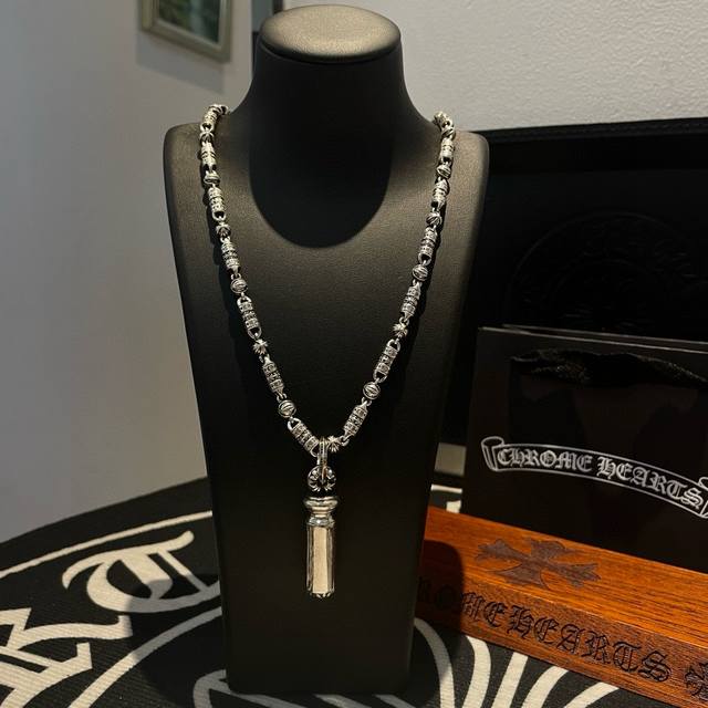新款 专柜品质 Chrome Hearts克罗心十字元素项链 十字架滚轴吊坠 凹凸造型不同的花纹设计风格 呈现出与众不同 十字架 童军花是克罗心的志 所以更经久