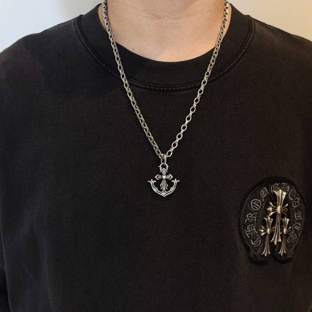 新款 专柜品质 Chrome Hearts克罗心经典复古字母项链，十字架吊坠 凹凸造型不同的花纹设计风格 呈现出与众不同 十字架 童军花是克罗心的志 所以更经久