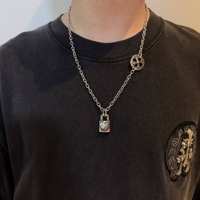 新款 专柜品质 Chrome Hearts克罗心复古十字架项链 藤蔓爱心锁头吊坠 凹凸造型不同的花纹设计风格呈现出与众不同 十字架童军花是克罗心的标志 所以更经