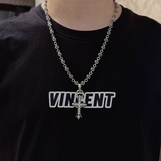 新款 专柜品质 Chrome Hearts克罗心复古花球项链 十字架吊坠 凹凸造型不同的花纹设计风格呈现出与众不同 十字架童军花是克罗心的标志 所以更经久不衰