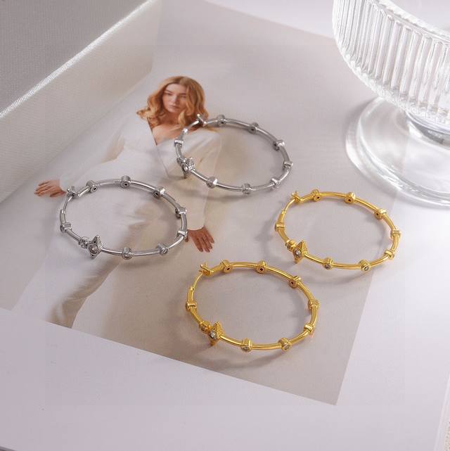 英国代购 Vivienne Westwood薇薇安西太后土星 耳钉优雅大方精工设计 非常修饰脸型 青春活力 一眼就被这款吸引了 非常漂亮的颜色搭配 时尚又俏皮