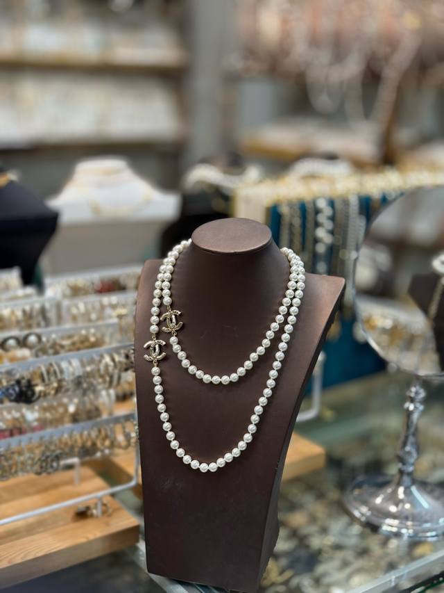 25款 Chanel长款珍珠项链秋冬毛衣链 没人能拒绝香奶奶，秋冬必备之毛衣链 不止秋冬哦，一年四季都可以搭！ 香奈儿长款珍珠设计，单层或者双层戴都很美，每一条