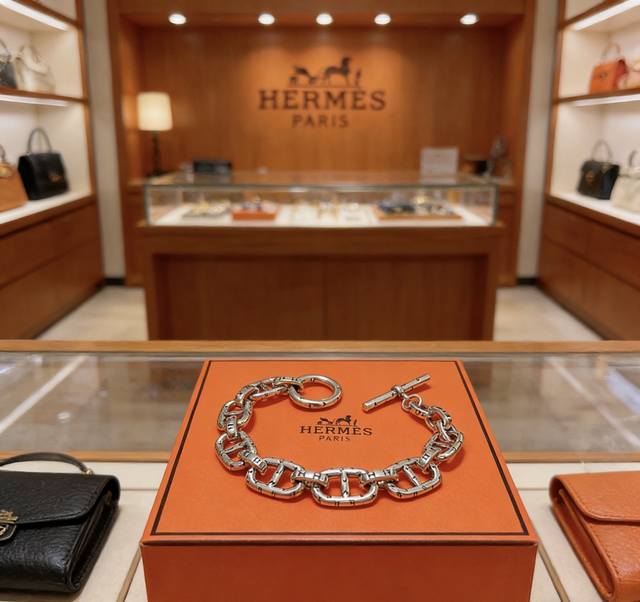 新款爱马仕手链加厚版 铂金版。高级精工版 众多网红同款 爱马仕手链太考验师傅的手艺了 要确保每个细节都到位不简单 高端定制 男女同款 爱马仕火爆 1:1超精赞