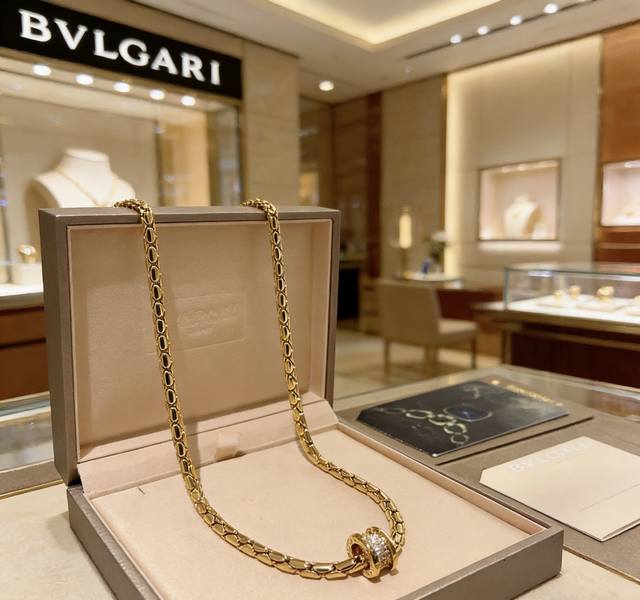 宝格丽项链V金材质 Bvlgari宝格丽 Divas‘ Dream 系列 品相完美，细节无敌，那种独特的色泽完全无可挑剔，再缀以经典指环外形设计，简约之余却又优