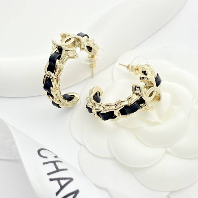 编码E2819 香奈儿耳钉热销爆上新 Chan 24 穿皮Ｃ圈耳钉 大圆环皮穿链金色双C 螺旋式穿皮工艺，搭配小羊皮跟链条的混搭设计皮质细腻。 酷帅不羁复古甜酷