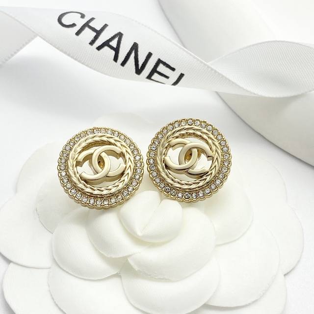 编码E2818 香奈儿耳钉热销爆上新 Chan 24 镂空水钻花边圆耳钉 一圈蛇骨链元素和满钻镶边Bling Bling的～很闪 品牌标志性的双C，层次感十足
