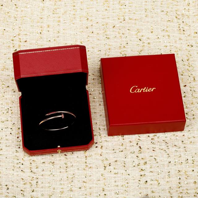 250790 我们出品 窄版弹力钉子手镯 可订制18K真金真钻， 量大询客Fu 经典款带钻钉子手镯 最新款钉子手镯超个性，百搭款特别特别赞，整体细节非常令人惊喜