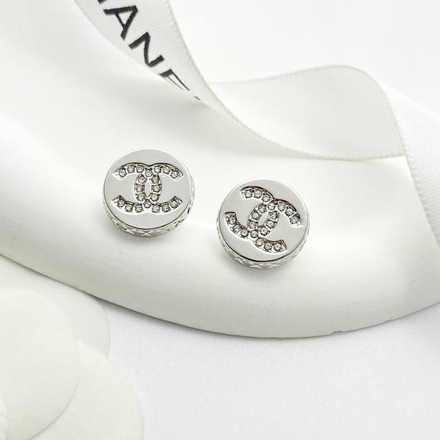 今日新款 编码 E3198 香奈儿耳钉热销爆上新 Chan 25 银色厚饼纽扣豆豆耳钉 极简的设计，又很有小巧思的细节！ 中间镶钻双Ｃ，侧面一圈菱格纹，整体厚实