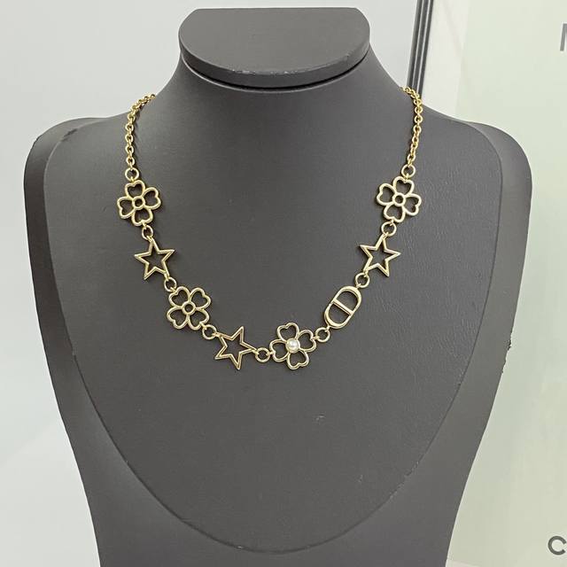 编码N1134 Dior项链热销款火爆上新 迪奥镂空星星四叶草Cd字母多元素项链 经典多元素设计别具一格，少女感满满 既百搭又俏皮活泼，日常佩戴是低调的精致感