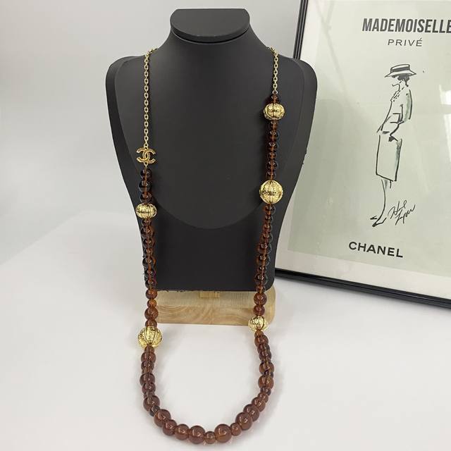 编码N1132 香奈儿项链热销爆上新 Chan 25 琥珀色琉璃串珠南瓜毛衣链 圆滚滚又金灿灿的小南瓜棕色琉璃珍珠链条 很有Vintage质感 优雅中带着可爱