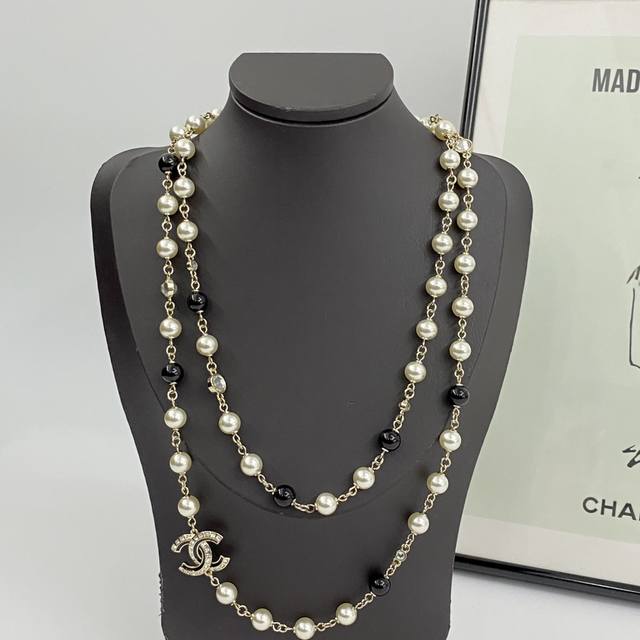 编码N974 香奈儿项链热销爆上新 Chan 24 黑色水钻双C珍珠毛衣链 经典双C点缀Mini小方钻和黑色珐琅，搭配珍珠链条精致优雅氛围感拿捏 融合了黑色与金