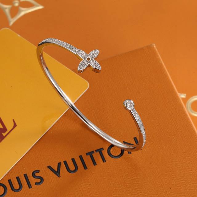 精工版本 路易威登简约手镯 秉承精湛匠艺，以锻造耀目 Lv Twig 抛光色泽成就经典四叶草的自然化身，流露品牌格调。明星同款 经典百搭