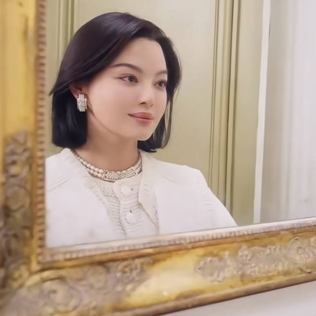 辛芷蕾同款耳钉Chane*圆环米粒珍珠字母耳钉辛芷蕾真的是行走的饰品盒 太会搭啦辛芷蕾的穿搭真的太好看了[偷笑R]只有我注意到她耳环吗！！[偷笑R] 出镜率真的