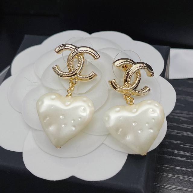 Chanel新品 双C宋茜同款小香字母爱心珍珠耳钉耳环 原版专柜Logo字印爱心 搭配 非常日常百搭的一款 简单实用 美美哒 专柜正品一致 厚度赞 质感超赞 黄