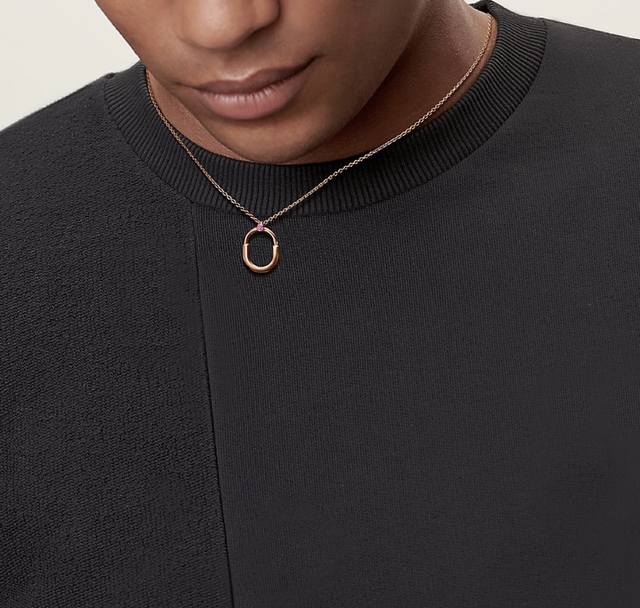 v金材质 Tiffany 蒂芙尼小号Lock单粉钻项链Tiffany 新款Lock系列 极简风格任何首饰皆可搭配扣环利用“挂锁”机制别出心裁在中国有关“锁”的寓