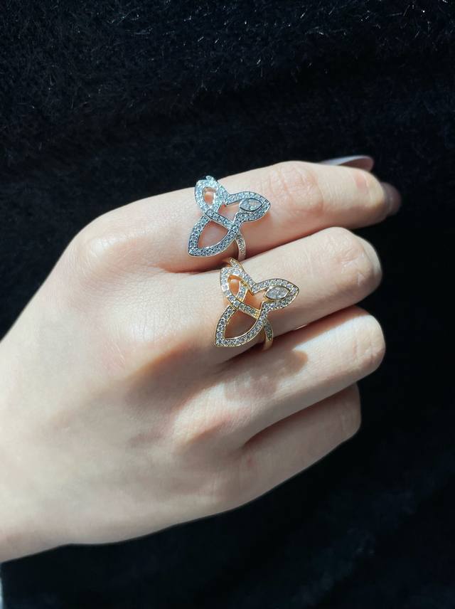 v金材质 海瑞温斯顿三叶草Lily戒指码数 678码 珠宝采用最顶尖的 锆石栩栩如生，精工的切割高端定制镶嵌高碳钻 Bling Bling 雍容的设计，奢华高贵