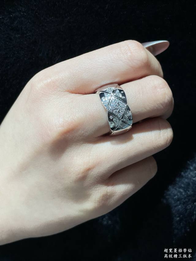 v金材质 香奈儿超宽菱格带钻戒指火码数6789。香奈儿经典菱格戒指热销款 闪亮亮的折射出耀眼的火彩 市面最高版本 必备。