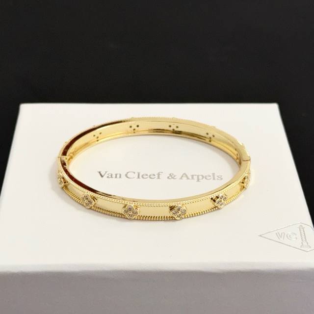 精工原版〕圣诞爆款 Vca四叶草梵克雅宝手链手镯 V金等级 经典之作 官网同款 时尚潮流 采用多层次金属雕刻设计 使花瓣更立体 镶嵌满钻工艺 尽显女性柔美气质
