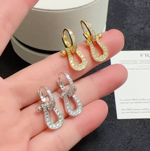 新品发布火爆银色、金色费雷德 Fred斐登玫瑰金满钻小马蹄8字扣中性款高品质小耳钉大牌 时尚 精致Force 系列耳环高端定制～亚金微电镀18K金工艺 精工马蹄