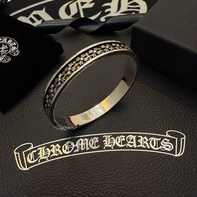 新款 专柜品质 Chrome Hearts克罗心复古十字架手镯，凹凸造型不同的花纹设计风格呈现出与众不同 十字架童军花是克罗心的标志 所以更经久不衰 正品打版C
